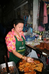 Frau Hung macht diese köstlichen Küchlein in Bangkok mitten auf der Straße.
